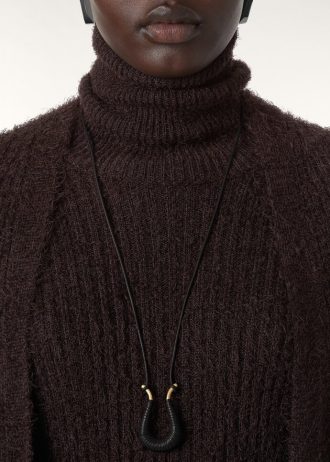 Cuello alto de lirio peruano