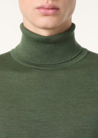 Suéter tipo con cuello de tortuga
